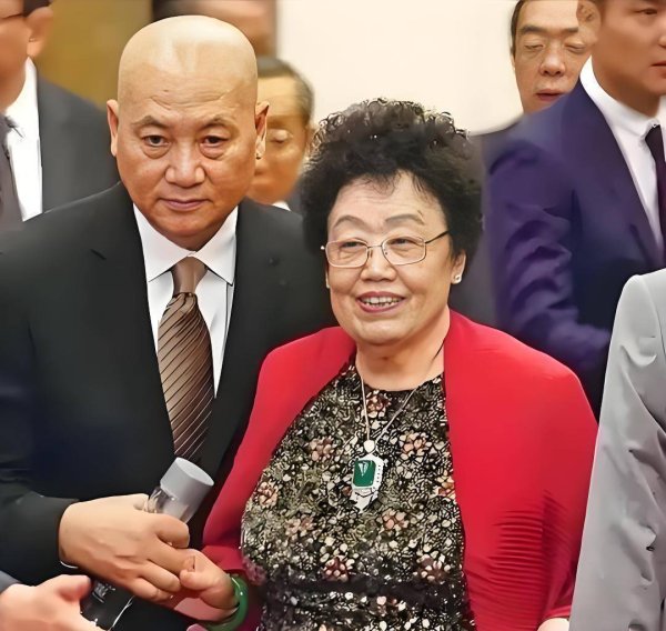 配资门户服务网站 八宝山雨落人悲！六小龄童送别“师娘”，36年婚姻藏多少故事